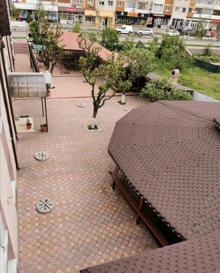 Habibi Aparthotel Pascani Bagian luar foto