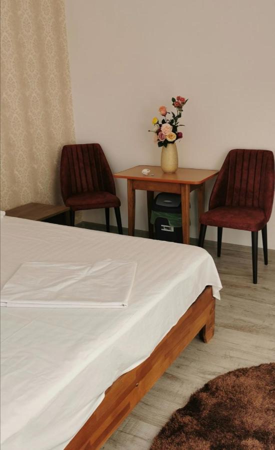 Habibi Aparthotel Pascani Bagian luar foto